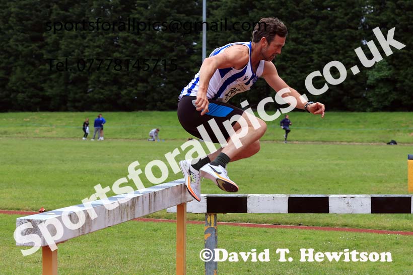 2000 metres steeplechase, 2024 NEGP 3, Monkton Stadium. Photo: David T. Hewitson/Sports for All Pics